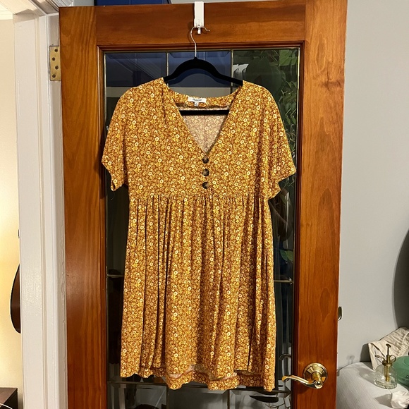 Button-Front Babydoll Dress in Americana Floral in M - Picture 5 of 8